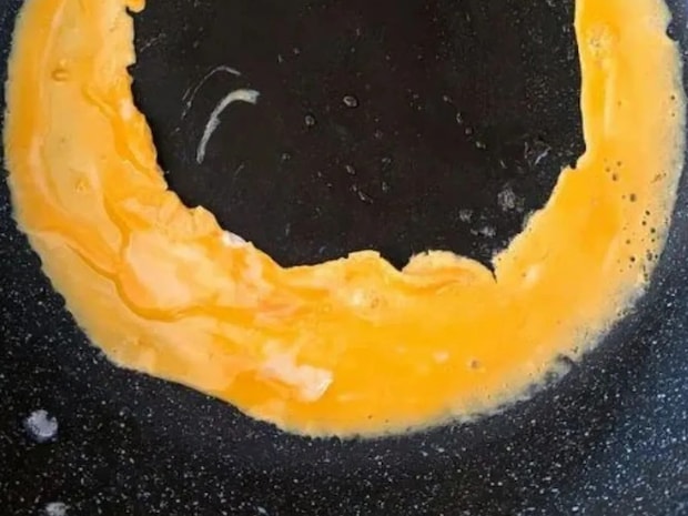 いつもの卵焼きが激変! フライパンでくるくる巻くだけの『バラ卵』に「お弁当箱の救世主」