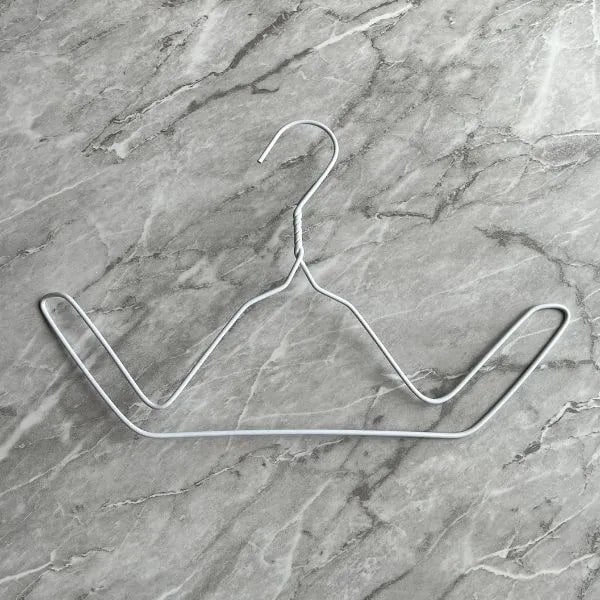 両端を上に曲げた針金ハンガー（撮影：grapeライフハック編集部）