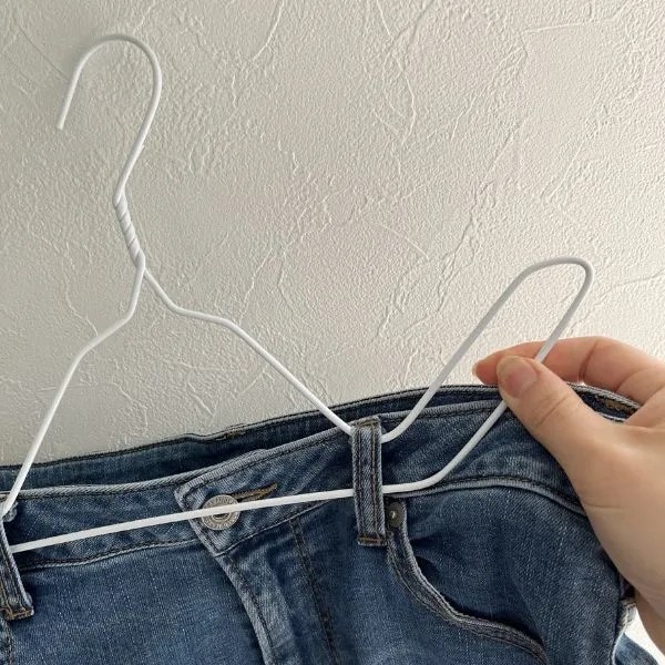 ベルト通しに引っかけたズボン用ハンガー（撮影：grapeライフハック編集部）