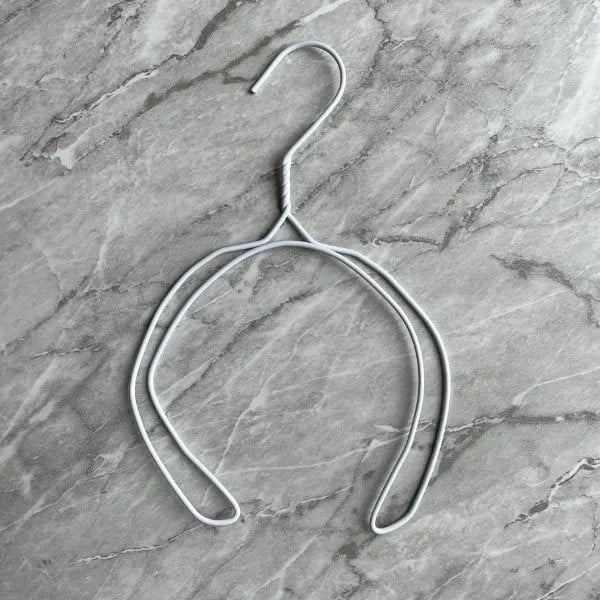 キャップ用の形に整えた針金ハンガー（撮影：grapeライフハック編集部）