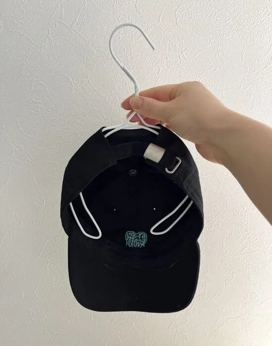 キャップの穴に針金ハンガーを通している様子（撮影：grapeライフハック編集部）