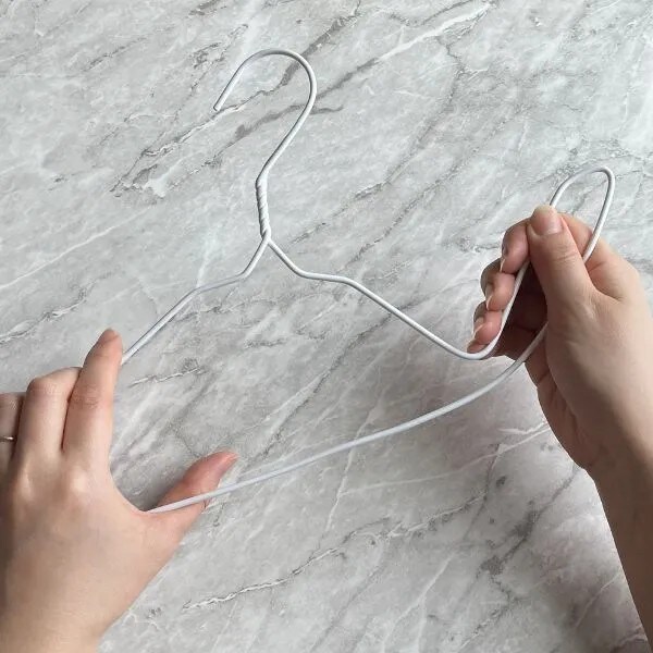 針金ハンガーの端を上に曲げる様子（撮影：grapeライフハック編集部）