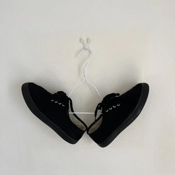 靴を引っかけて干している針金ハンガー（撮影：grapeライフハック編集部）