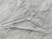 針金ハンガーを『上方向』に曲げると？　意外な活用術に「もっと早く知りたかった」