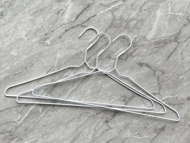 針金ハンガーを『上方向』に曲げると? 意外な活用術に「もっと早く知りたかった」