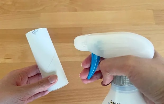 トイレットペーパーの芯に消臭スプレーをかける写真（撮影：grapeライフハック編集部）