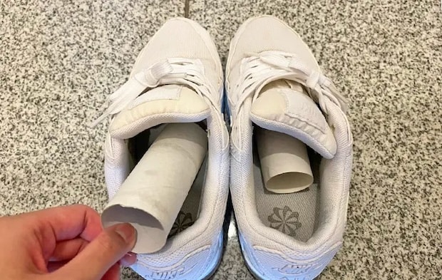 トイレットペーパーの芯を入れたスニーカーの写真（撮影：grapeライフハック編集部）