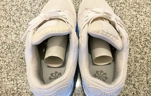 トイレットペーパーの芯を入れたスニーカーの写真（撮影：grapeライフハック編集部）