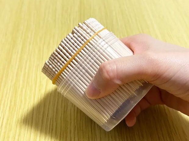 輪ゴムを巻いた爪楊枝の束の画像（撮影：grapeライフハック編集部）
