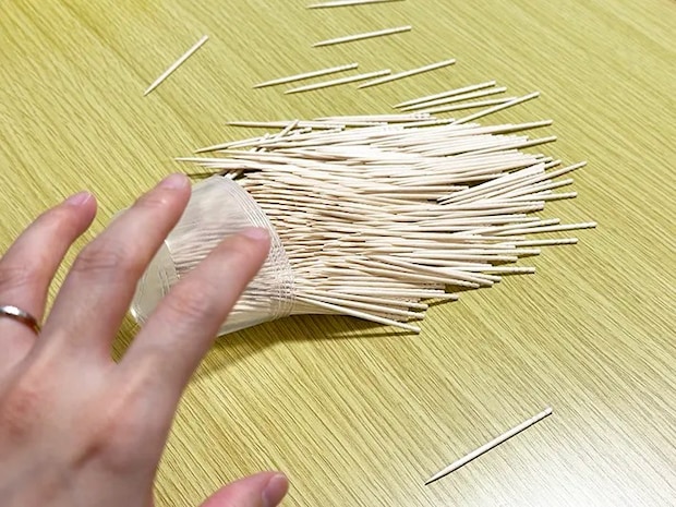 爪楊枝を倒してしまった画像（撮影：grapeライフハック編集部）