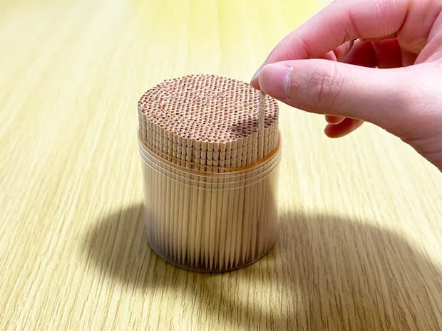 爪楊枝を1本ケースから出している画像（撮影：grapeライフハック編集部）