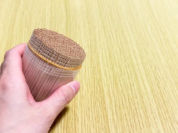 爪楊枝を倒した画像（撮影：grapeライフハック編集部）