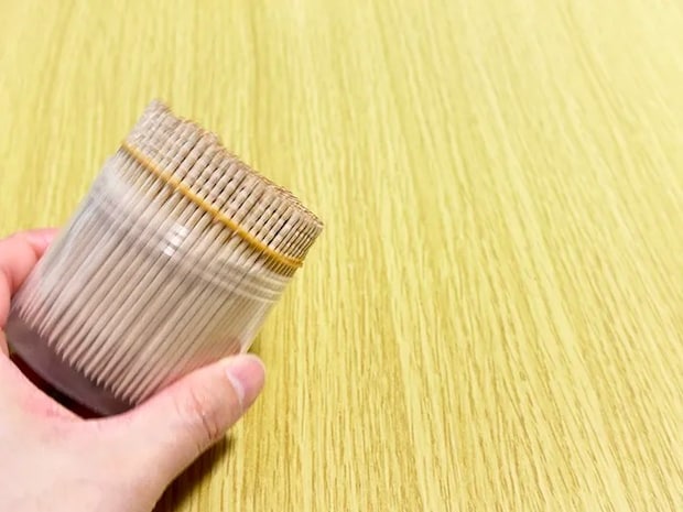 爪楊枝を倒した画像（撮影：grapeライフハック編集部）