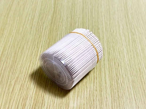 爪楊枝を倒した画像（撮影：grapeライフハック編集部）