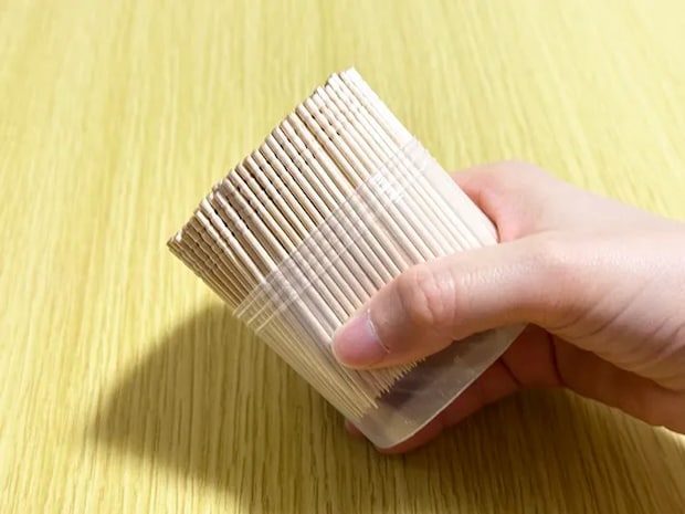 爪楊枝の束をケースから少し持ち上げた画像（撮影：grapeライフハック編集部）