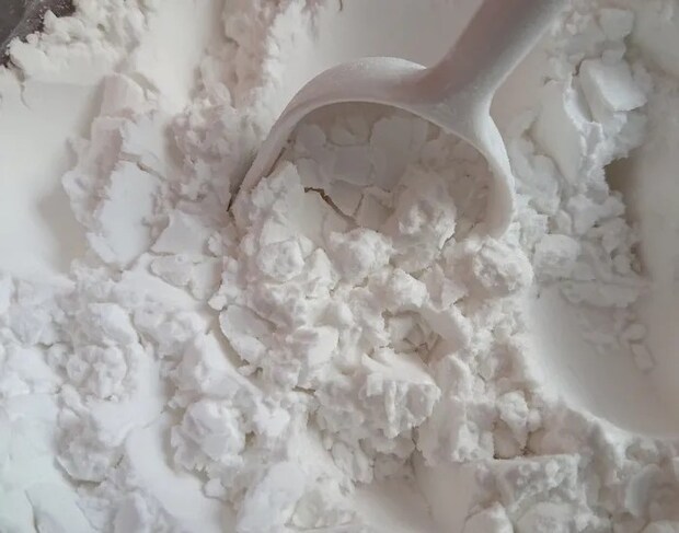 片栗粉をスプーンですくっている様子