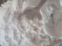 洗面台の水垢に『片栗粉』が効果的！　意外な掃除法に「もっと早く知りたかった」【掃除テク4選】