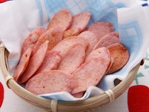 切ってチンするだけ！　魚肉ソーセージの簡単おやつに「味が凝縮！」【Umiosのレシピ】