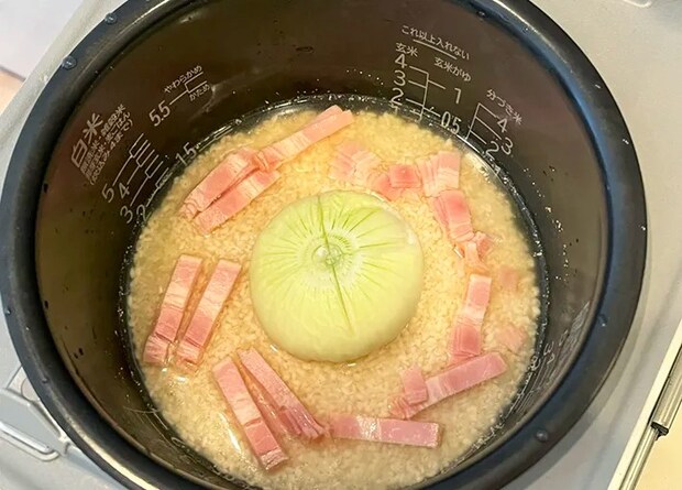 炊飯前の新タマネギ炊き込みご飯の写真（撮影：grapeフード編集部）