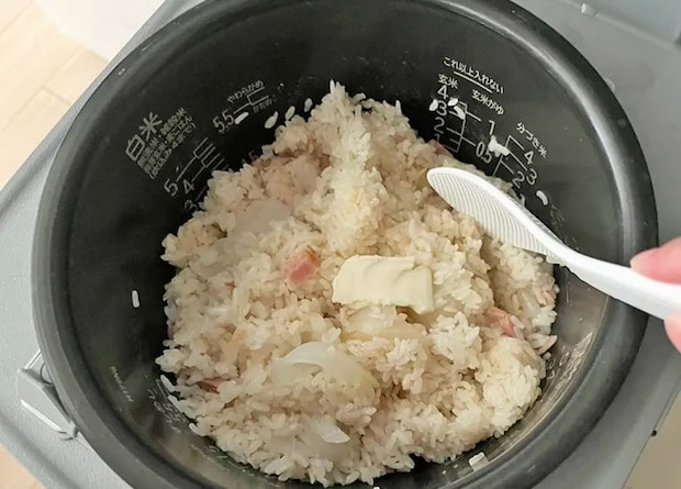 バターを混ぜた新タマネギ炊き込みご飯の写真（撮影：grapeフード編集部）