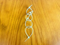 クローゼットがパンパンで「もう服が入らない…」　結束バンドを輪っかにしてつなげる収納術がこちら