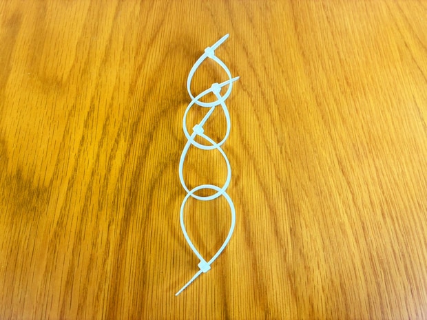 クローゼットがパンパンで「もう服が入らない…」 結束バンドを輪っかにしてつなげる収納術がこちら