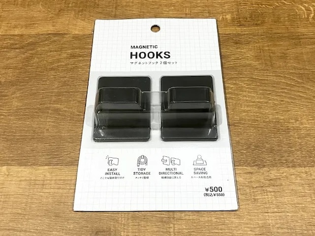 『マグネットフック2個セット』を机に置いた場面（撮影：grapeライフハック編集部）