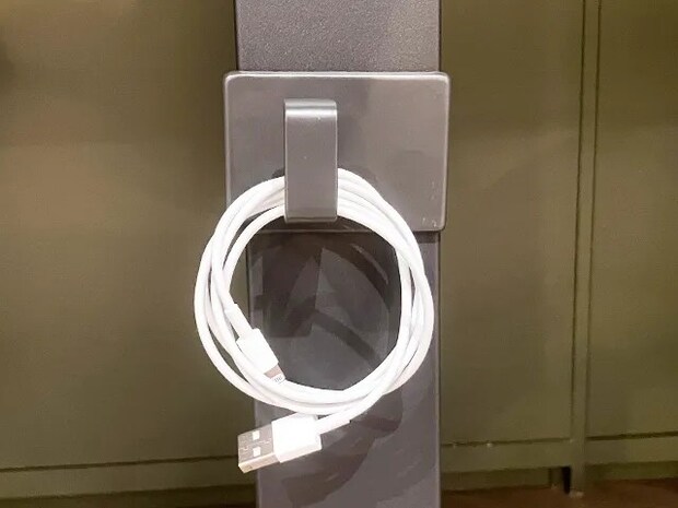 『マグネットフック2個セット』をデスクの脚に貼った場面（撮影：grapeライフハック編集部）