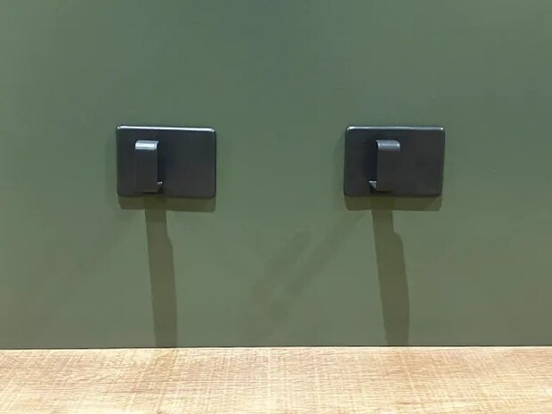 『マグネットフック2個セット』を壁に貼った場面（撮影：grapeライフハック編集部）