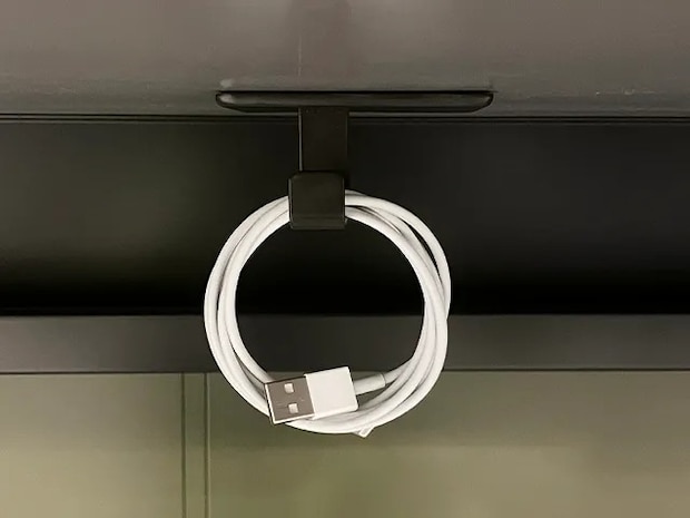 『マグネットフック2個セット』をデスクの裏に貼った場面（撮影：grapeライフハック編集部）