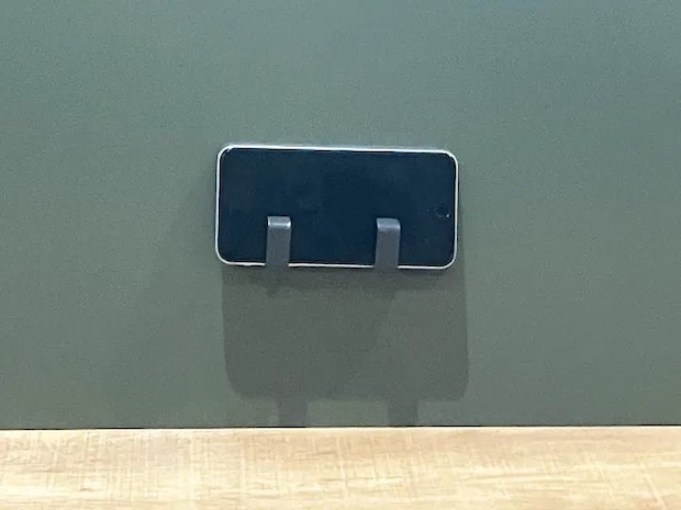 『マグネットフック2個セット』を壁に貼りスマホを置いた場面（撮影：grapeライフハック編集部）