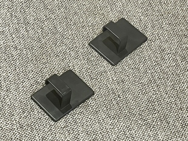 スリコ550円で2個入り！　『マグネットフック』をデスク整理に活用