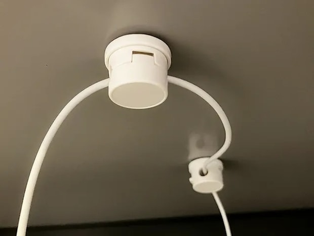 『『360°回転ケーブルクリップ』をデスクの裏側に貼った場面（撮影：grapeライフハック編集部）