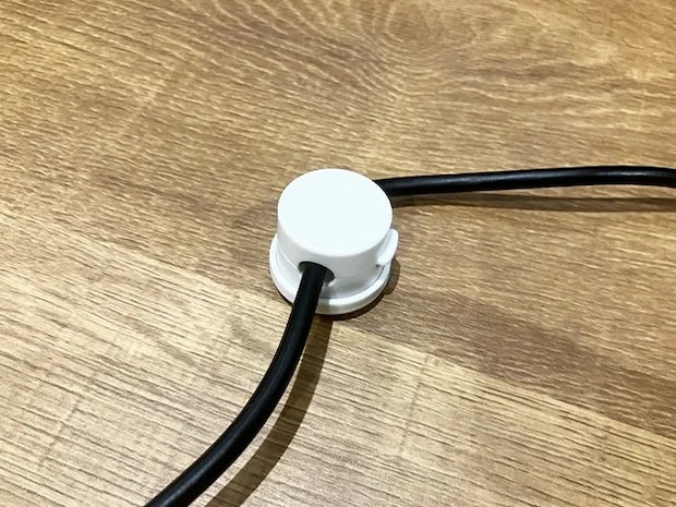 『『360°回転ケーブルクリップ』にコードを通して場面（撮影：grapeライフハック編集部）
