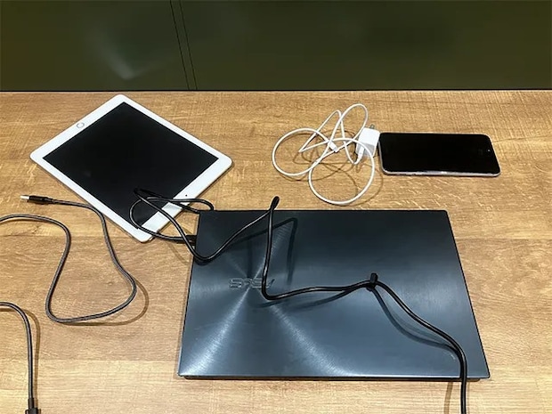 デスクの上が荒れている場面（撮影：grapeライフハック編集部）