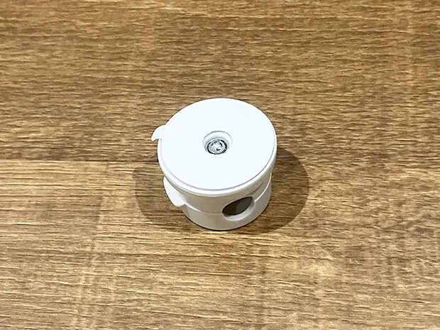 『『360°回転ケーブルクリップ』を裏返して机に置いた場面（撮影：grapeライフハック編集部）