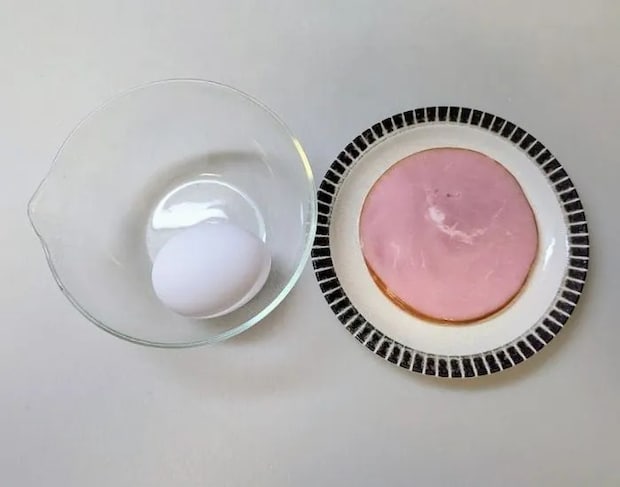 材料の卵とハム（撮影：grapeフード編集部）