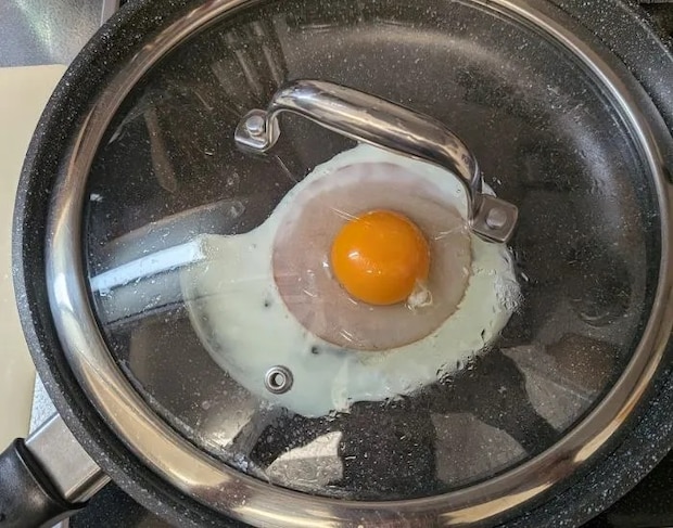 蒸し焼きにしている様子（撮影：grapeフード編集部）