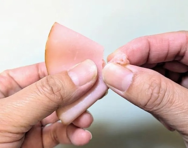 ハムをちぎる様子（撮影：grapeフード編集部）
