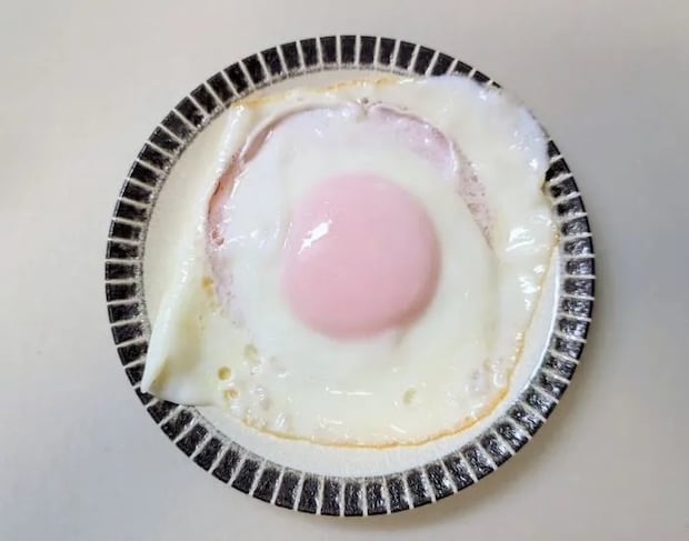 完成したハムエッグ（撮影：grapeフード編集部）