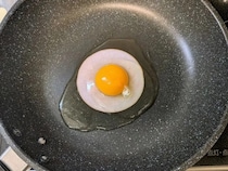 ハムエッグを作る前にちぎってみて！　思わぬ裏技に「この発想はなかった」