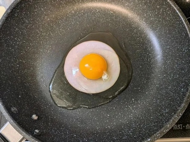 ハムエッグを作る前にちぎってみて! 思わぬ裏技に「この発想はなかった」