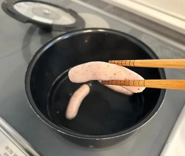 ウインナーを取り出した様子（撮影：grapeフード編集部）