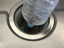 空のペットボトルに袋を被せると？　排水口掃除の裏技に「思いつかなかった」「超賢い」