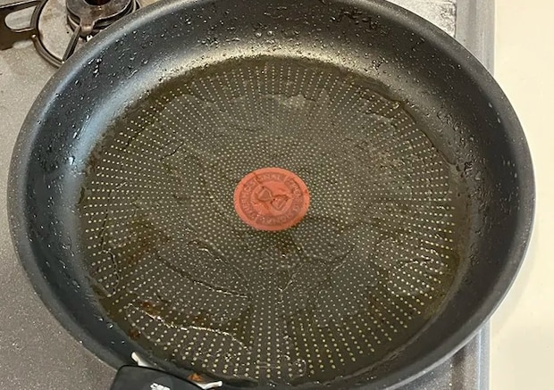 油で汚れたフライパンの写真（撮影：grapeライフハック編集部）