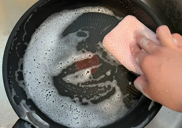 洗剤で洗っているフライパンの写真（撮影：grapeライフハック編集部）