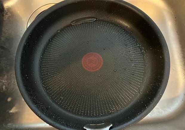 水だけで洗い流したフライパンの写真（撮影：grapeライフハック編集部）