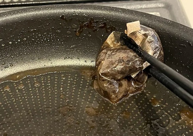 焦げつき部分をこすっている麦茶パックの写真（撮影：grapeライフハック編集部）