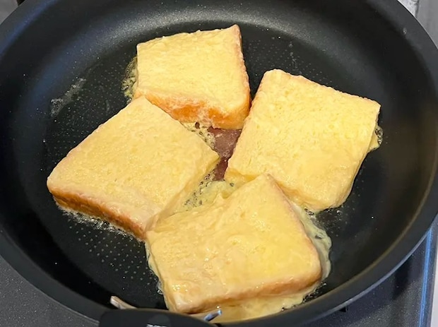 フライパンで焼いているフレンチトーストの写真（撮影：grapeフード編集部）