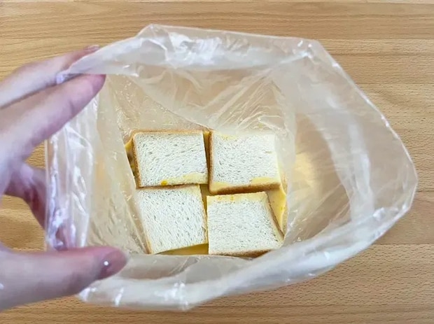 ポリ袋に入れた食パンの写真（撮影：grapeフード編集部）